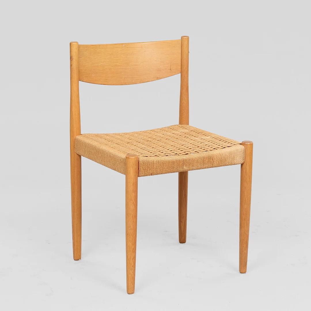 POUL M. VOLTHER (1923-2001). Spisestol af massivt egetræ og flettet papirgarn. Fremstillet hos Frem Røjle. 1960'erne. Danmark. — Armchairs & Chairs — Palsgaard Kunstauktioner