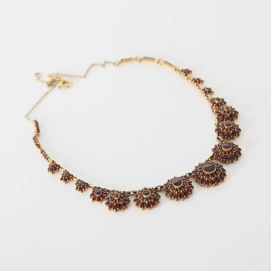 GRANATCOLLIER, Tombak med rosenslipade granater. — Necklace — Auktionsverket Engelholm