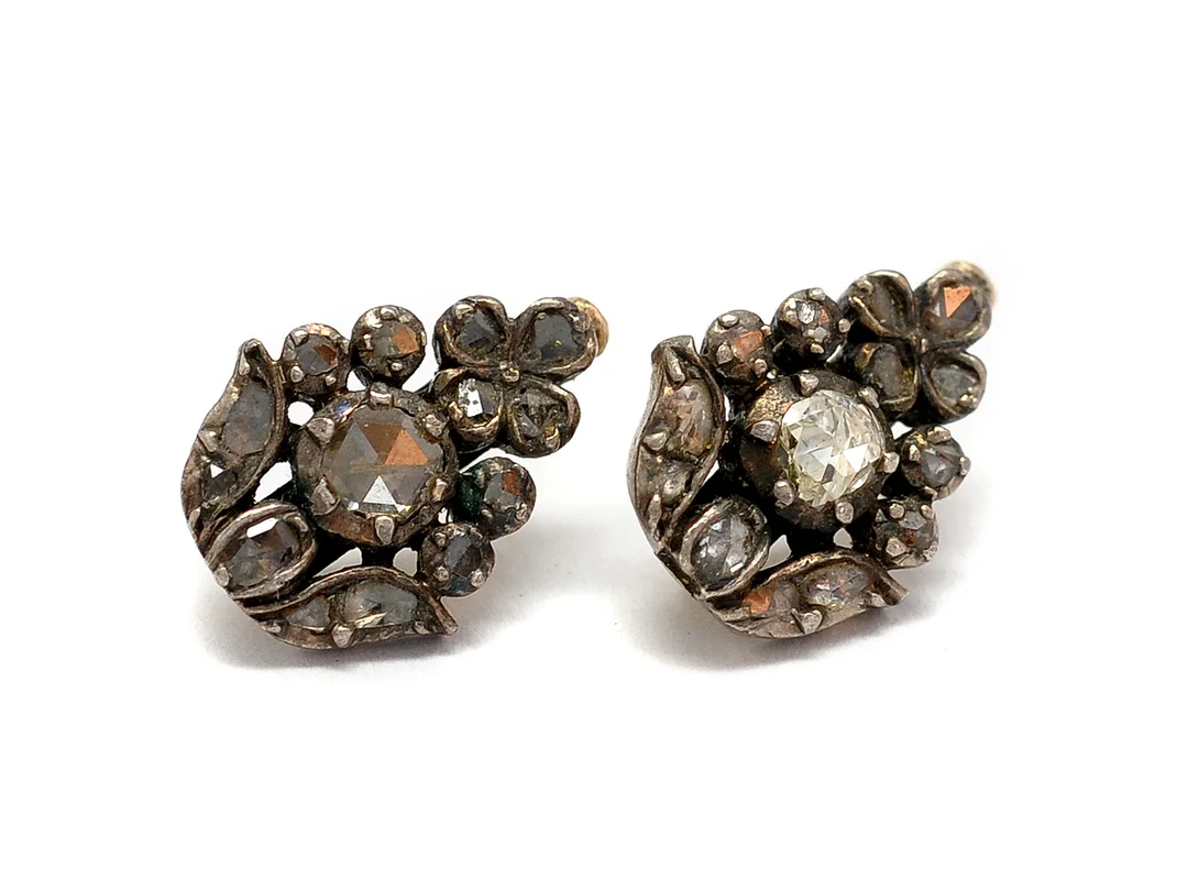 ÖRHÄNGEN, silver/14K guld och rosenslipade diamanter, stift (och hakar baktill), vikt 3,6 g, snurrebussar saknas. — Smycken/Örhängen — Kaplans