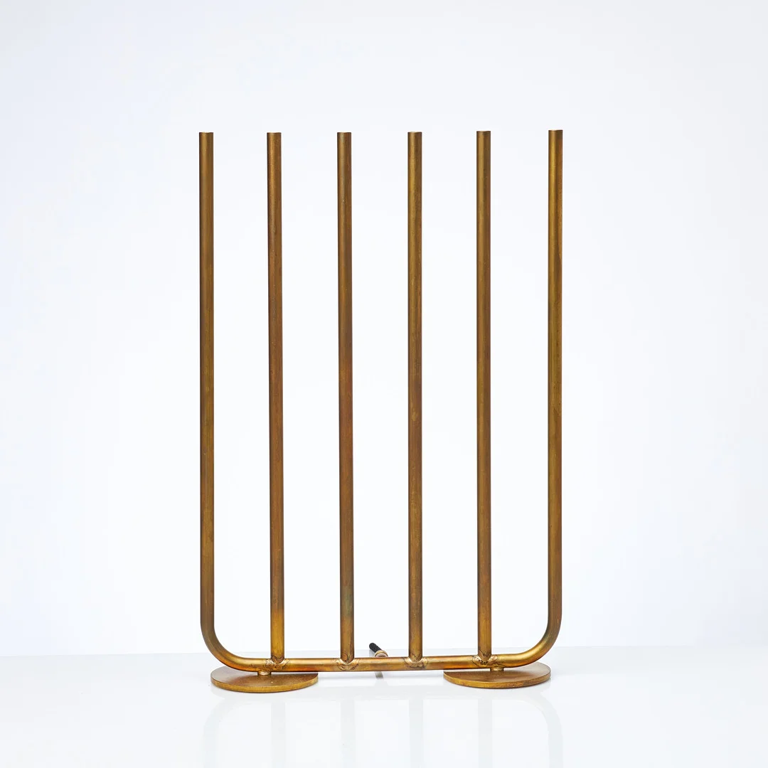 SABINA GRUBBESON. LJUSSTAKE/ADVENTSLJUSSTAKE, "December 6", för Konsthantverk, 6 st ljusspunkter, mässing. — Candlesticks — Stockholms Auktionsverk Sickla