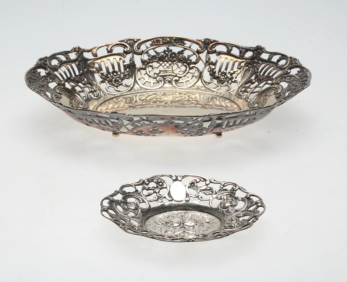 SILVERFAT, GENOMBRUTEN DEKOR, 2 st, silver, bl a Gewe, 1900-tal. — Silver — Kalmar Auktionsverk