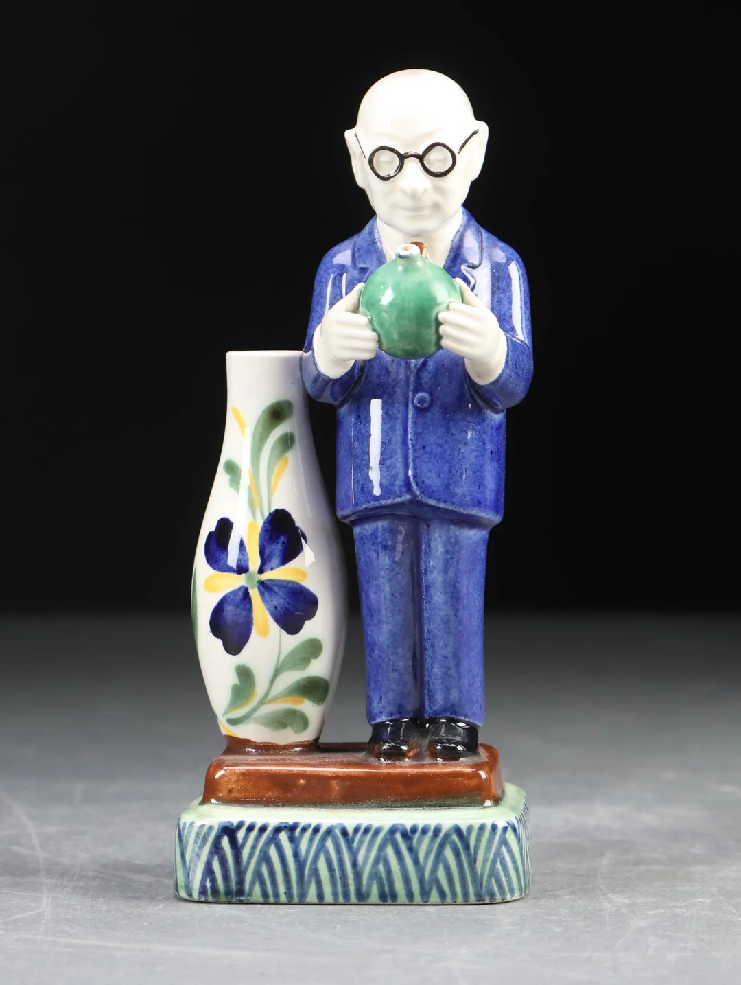 Herluf Jensenius. Figur af fajance, 'Direktør Chr. Christensen' — Glass, porcelain and ceramics/Figures — Lauritz