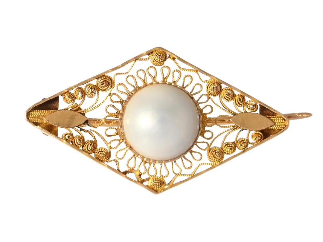 HENRIK HERVANDER, brosch, 18K guld, halv flodpärla, filigranarbete, Linköping 1810-tal, mått 30 x 16 mm, vikt 2,3 g, etui från Möllenborg. — Smycken/Brosch — Kaplans