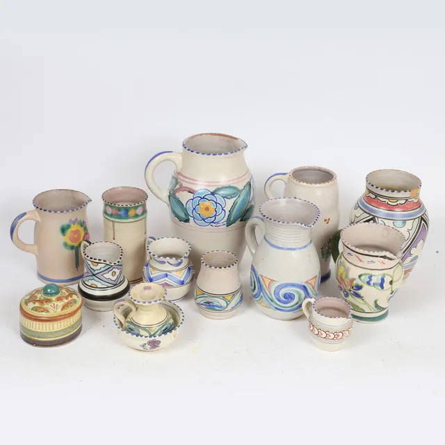 A COLLECTION OF COLLARD HONITON POTTERY (QTY).