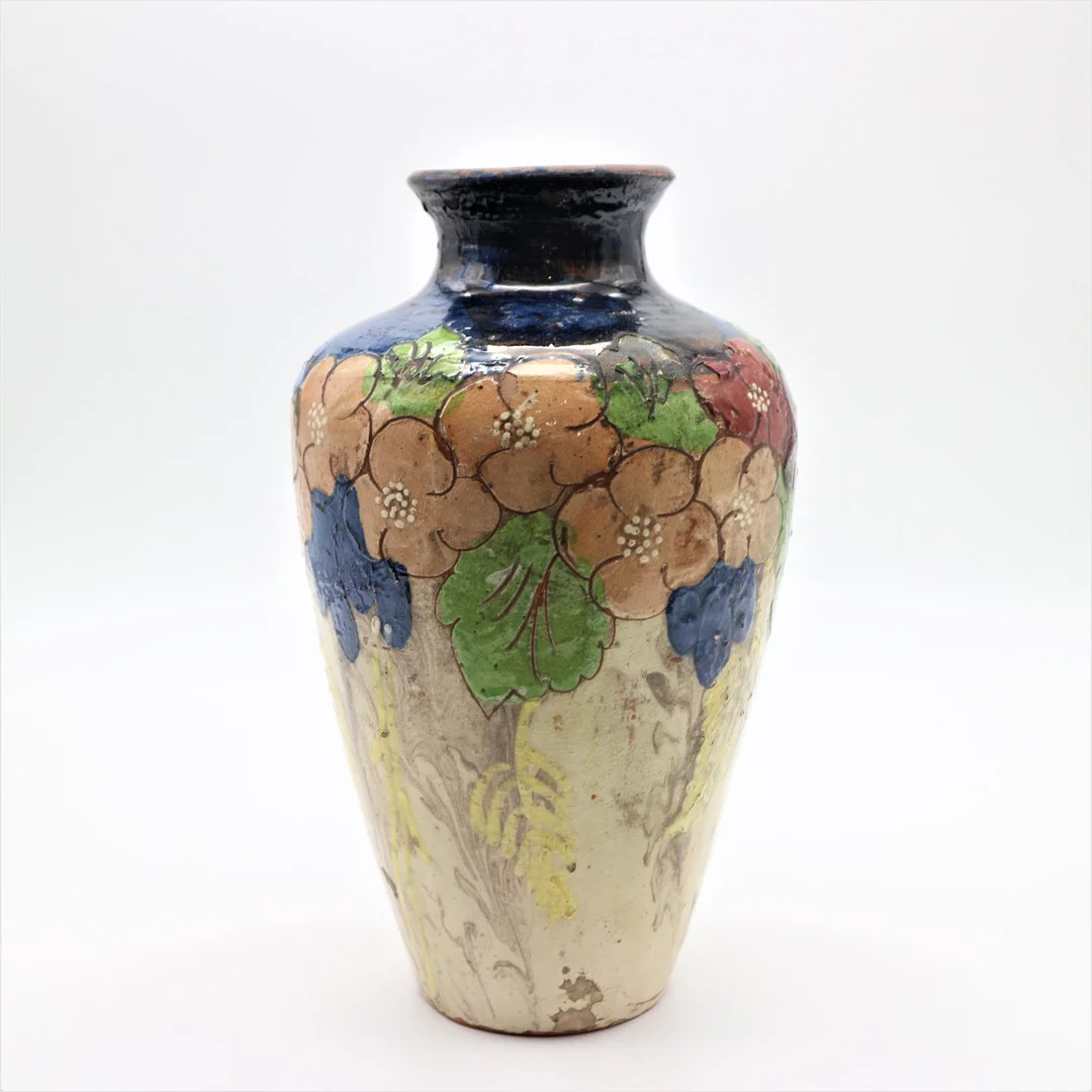 JUGENDSTIL KERAMIK VASE MIT BLUMENMOTIVEN - HANDBEMALT. — European — Kunst- und Auktionshaus Kleinhenz