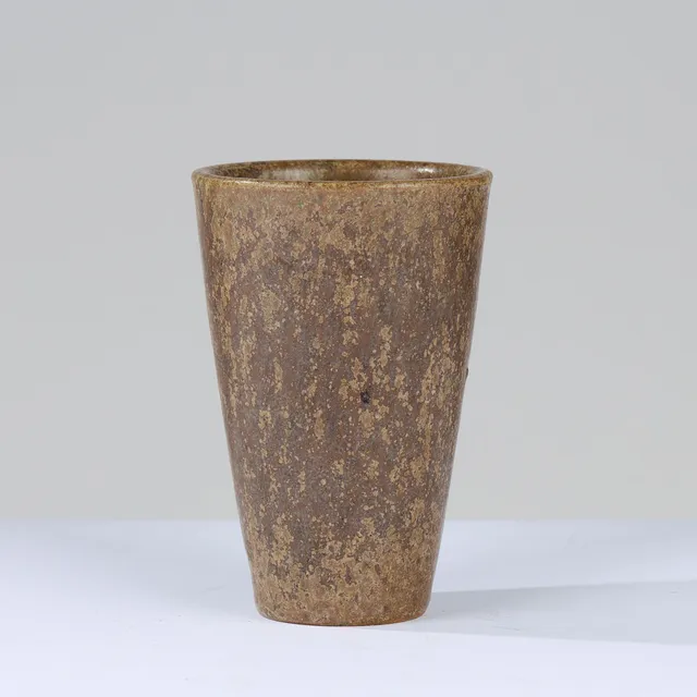 ARNE BANG. Konisk vase af stentøj glaseret i grønne nuancer, eget værksted i Fensmark, Danmark, 1900-tallets midte.