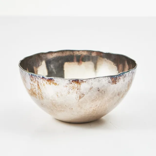 REY URBAN. skål, hamrad dekor, sterlingsilver, Stockholm 1998.
