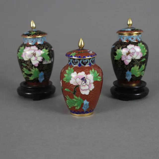 - 3 CLOISONNÉ-DECKELVASEN - China, 20. Jh.
