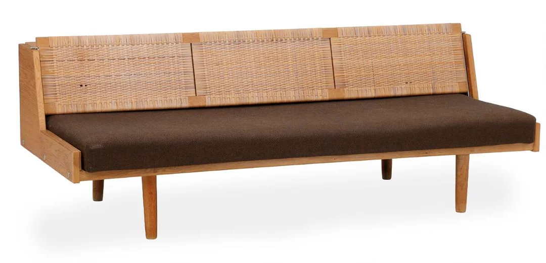 “GE 7”. Oak daybed with flip-up back with woven cane, loose cushion upholstered with brown wool. Manufactured by Getama. L. 198 cm. — Modern Furniture — Bruun Rasmussen