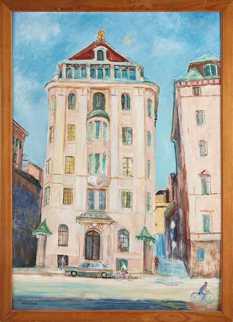 MARGARETA CARLSTEDT (f. 1934) "Hus Skeppsbron", ur sviten "Intressanta hus i Stockholm" 1990-1995. Oljemålning på pannå, signerad M Carlstedt. — Paintings — Stockholms Auktionsverk Magasin 5