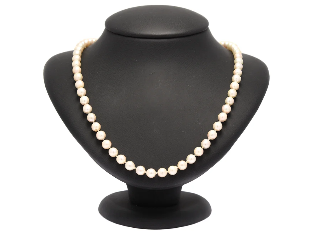 PÄRLCOLLIER, odlade pärlor ca 6,5-6,8 mm, lås i 18K vitguld, åttkantslipade diamanter ca 0,10 ctv och blå safirer, längd ca 66 cm. — Smycken/Pärlcollier — Kaplans