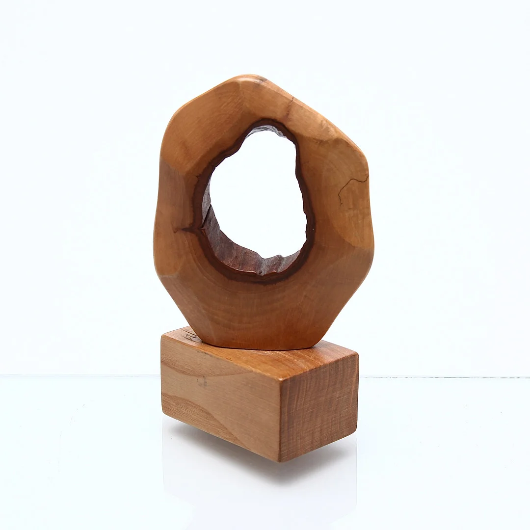 ROLF LINDSTRÖM. Träskulptur, brännstämplad. — Other — Auktionsbyrån Varberg