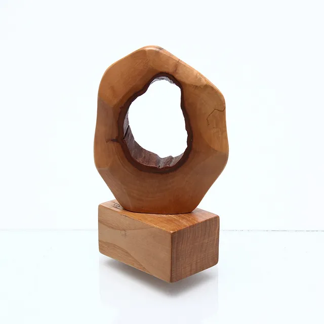 ROLF LINDSTRÖM. Träskulptur, brännstämplad.