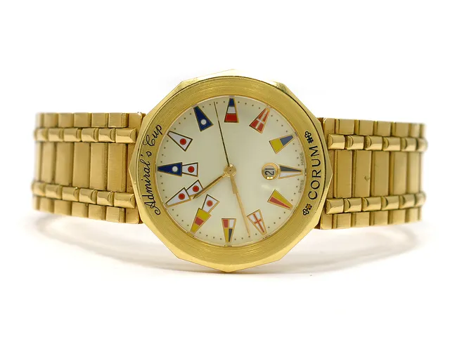CORUM, Admirals Cup, Ref nr. 39.830.56, Serie nr. 472577, herrur, 34 mm, 18K guld, quartz, safirglas, datum, integrerad originallänk, viklås, läderband, viklås i stål/guld, totalvik 114,6 gram, cert, juni 1990, box, ytterkartong.