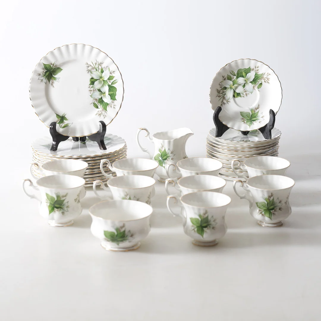 KAFFESERVIS, 35 delar, porslin, "Trillium", Royal Albert, England. — European — Gomér & Andersson Nyköping