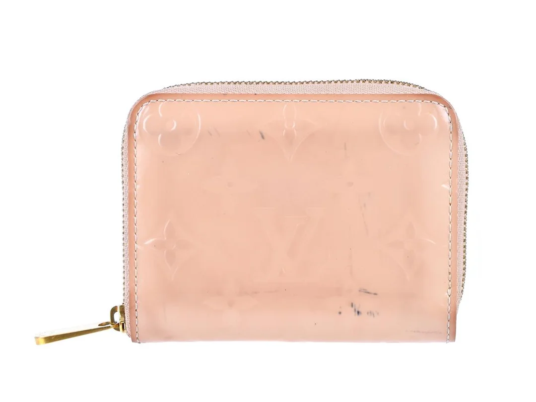 PLÅNBOK, LOUIS VUITTON, Zippy Wallet, Monogram Vernis, ljusrosa, guldfärgade beslag, 11x8 cm, märkt TH5019, år 2009, kort, mynt, sedel, fläckar, bruksslitage. — Accessoarer/Plånböcker — Kaplans