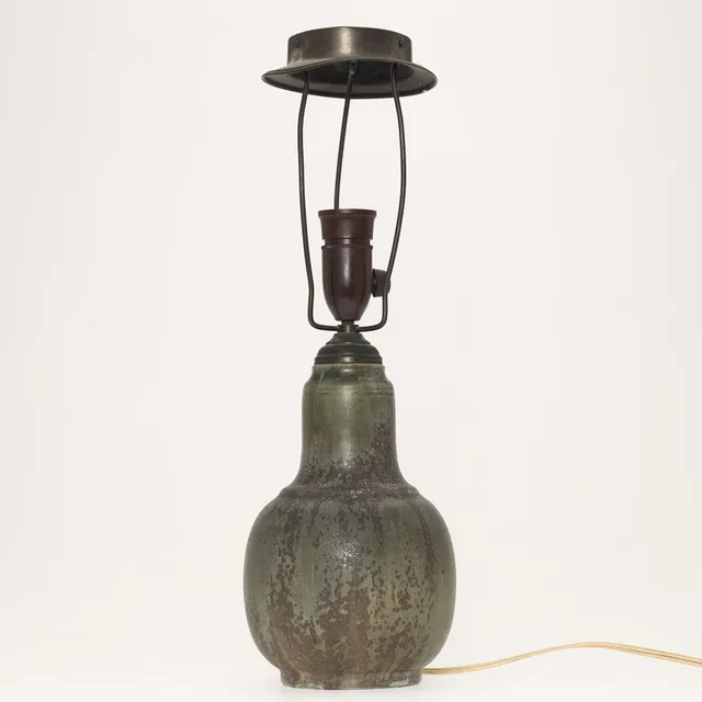 CARL HALIER (1873-1948). CARL HALIER (1873-1948). Bordlampe Københavns Stentøjsbrænderi, nr 370, grøn glasur, Danmark, 1927.