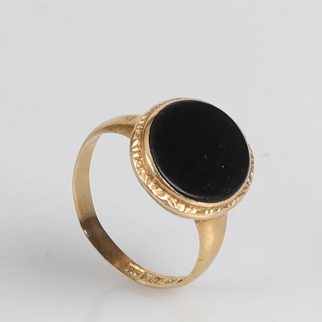 RING, 18K guld, Onyx.