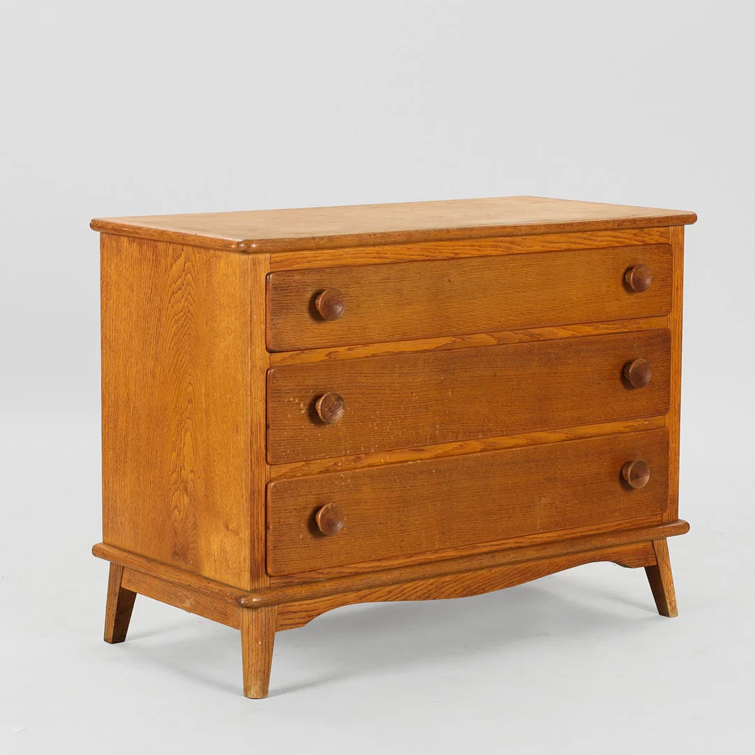 Kommode af eg, front med tre skuffer, Danmark, ca. 1940'erne. — Chests of drawers — Palsgaard Kunstauktioner
