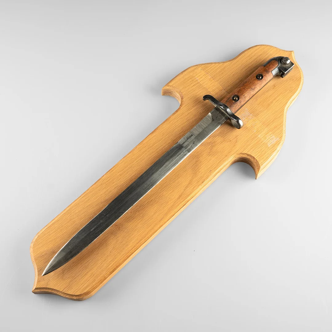 BAJONETT, Svensk, M/1894-1914 på ekplanka. — Other — Norrlands Auktionsverk
