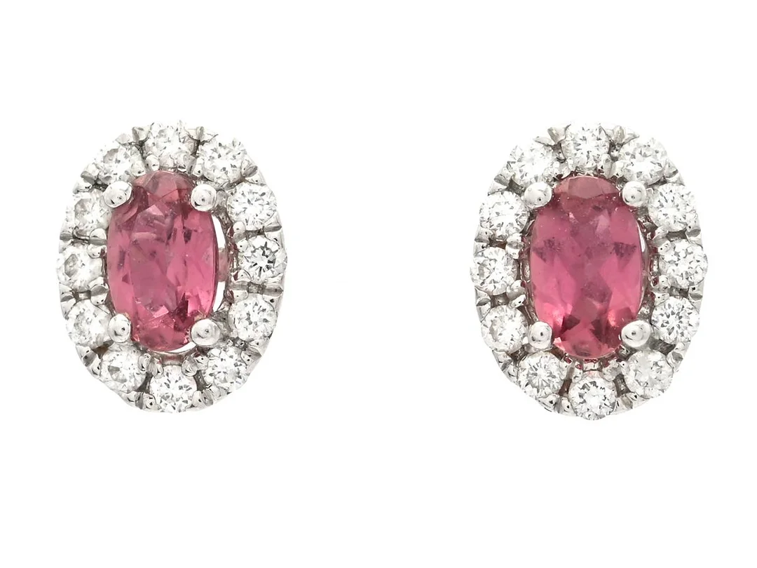 CARMOSÉÖRHÄNGEN, 18K vitguld, ovalslipade rosa turmaliner, briljantslipade diamanter ca 0,24 ctv, ca W/SI, stift, vikt 2,1 g. — Smycken/Örhängen — Kaplans