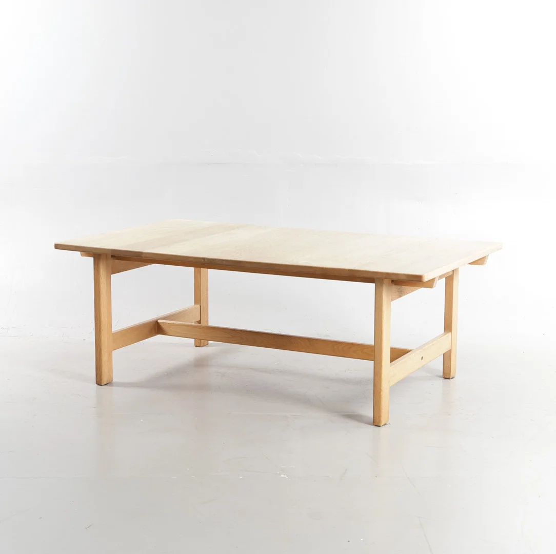 KURT ØSTERVIG. Sofabord af massivt eg med rektangulær plade. Fremstillet hos K. P. Møbler. — Coffee Tables — Woxholt Auktioner