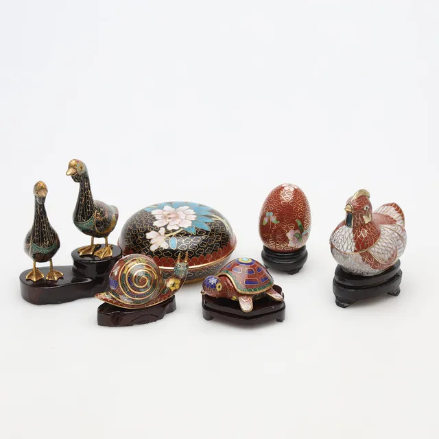 FIGURINER samt LOCKASK, 7 delar, cloisonné.