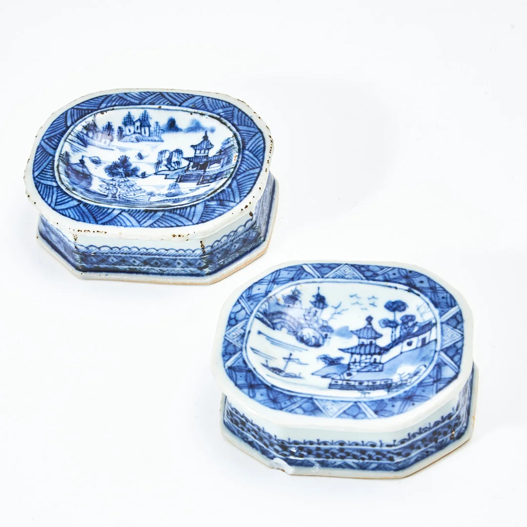 SALTKAR, 2 st, porslin, Kina, 1700/1800-tal. — Ceramics & Porcelain — Stockholms Auktionsverk Magasin 5