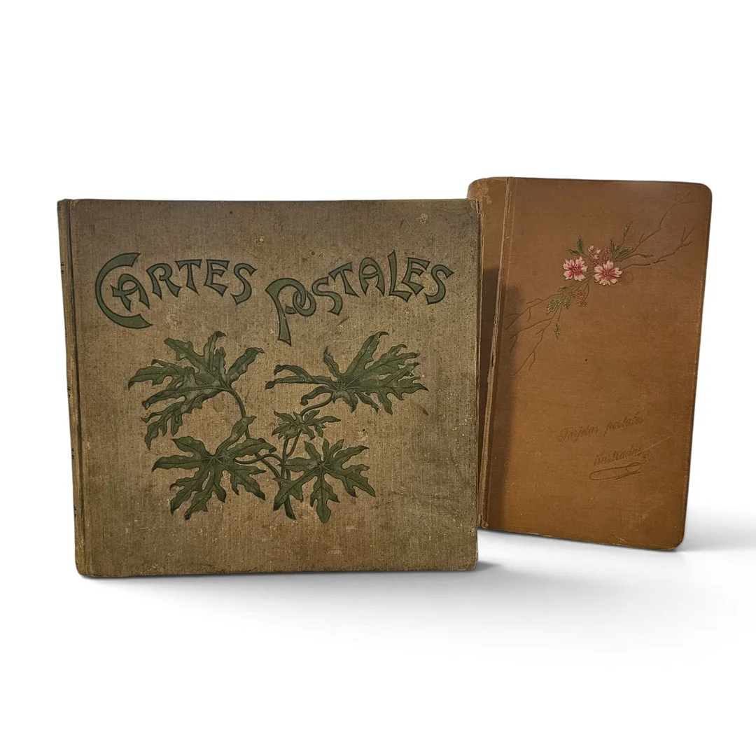 Dos álbumes de cartas postales circa 1900. — Other collectables — Arce Auctions