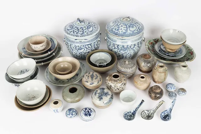 A large collection of Oriental stoneware and porcelain, Yuan, Sung, Tao Kwang, Qing, Siam and Vietnam 14th/19th century (44)