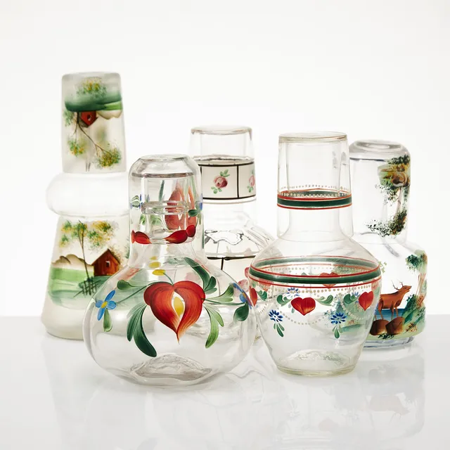 KARAFFER MED GLAS, 5 st., klar- och flussglas, 1900-talets första hälft, målad dekor.
