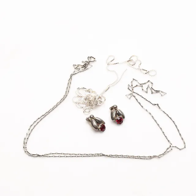 HALSBAND, 2 st, samt ÖRHÄNGEN, ett par, silver.