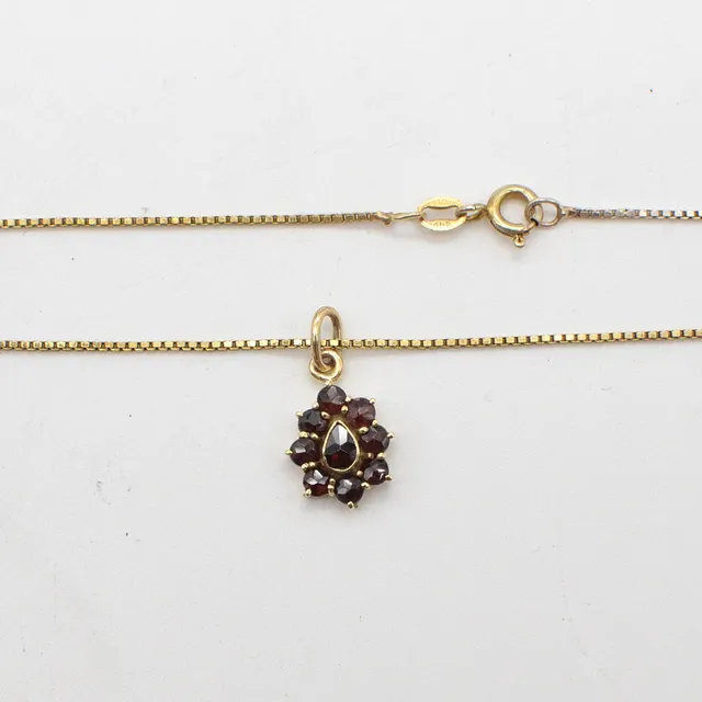 DESIGNERCOLLIER MIT ALMANDIN-ANHÄNGER, FASSUNG UND VENEZIANER KETTE AUS VERGOLDETEM STERLINGSILBER, UM 1950.
