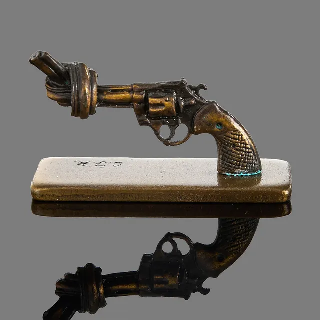 CARL FREDRIK REUTERSWÄRD. "Non-Violence", monogramsignerad, skulptur, brons, The UN PEACE SYMBOL, för United Nations (UN), 1900-talets andra hälft.