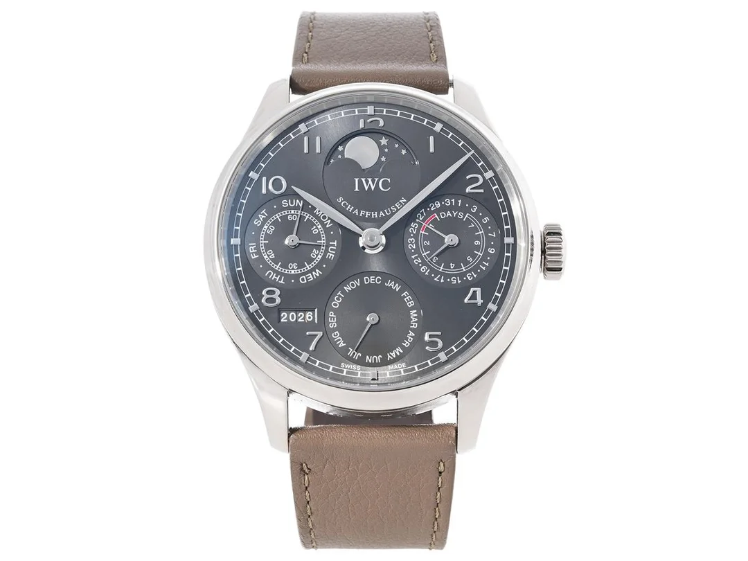 IWC, Schaffhausen, Portuguese Perpetual Calendar, Cal 51613, Serie nr. 3617502, Ref nr. IW502307, Boett nr. 5078771, herrur, 44,2 mm, 18K vitguld, automatisk, safirglas, evighetskalender (datum, månad, skottår), månfas, glasbaksida, läderband, viklås i 18K vitguld, cert, april 2013, box (skadad). — Klockor/IWC — Kaplans