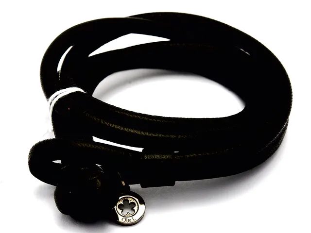 OLE LYNGGAARD, svart läderarmband, berlock i oxiderat sterrlingsilver, Sweet drop, 36,5cm