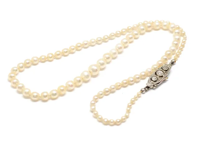 PÄRLCOLLIER, 92 orientaliska pärlor, doserade, ca 2,0-5,5 mm, lås i platina, 13 diamanter ca 0,28 ctv, en diamant skadad, längd 39 cm.