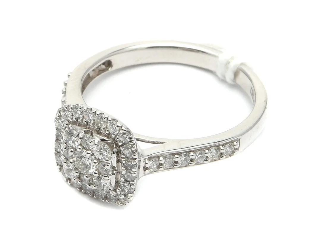 Ring 18K 3,4g Ø16½ vitguld, stämplad GHA, med diamanter 1xca.0,05ct, 4xca.0,03ct, 35xca.0,01ct — Smycken/Ring — Kaplans