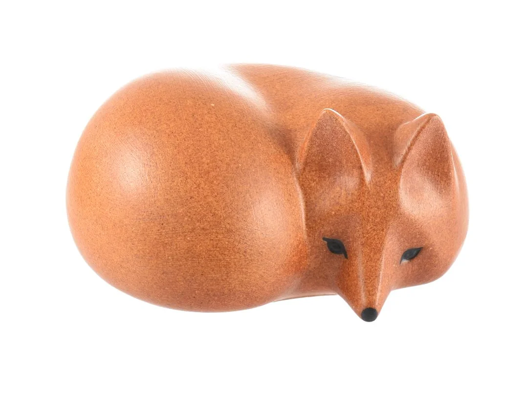 LISA LARSON, figurin, stengods, räv, ur serien "Skansen", längd ca 16 cm, höjd 8 cm. — Keramik/Figuriner — Kaplans