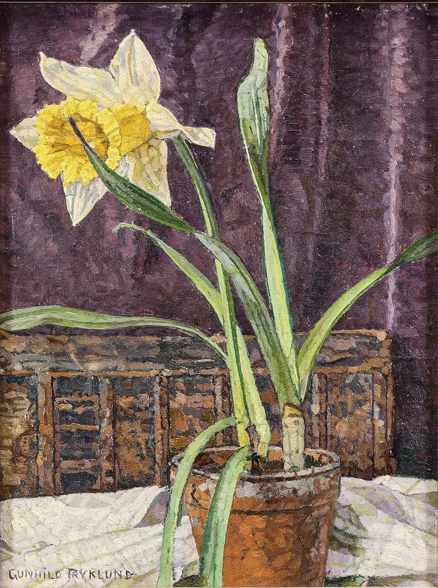 GUNHILD FRYKLUND. Stilleben med påskliljor mot lila fond.