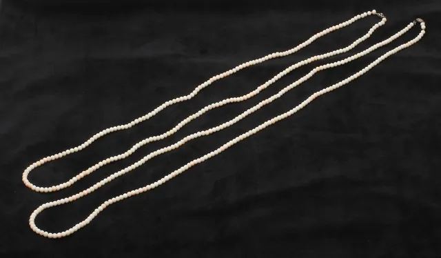 HALSBAND, 2 st, korall, silverlås med markasiter.