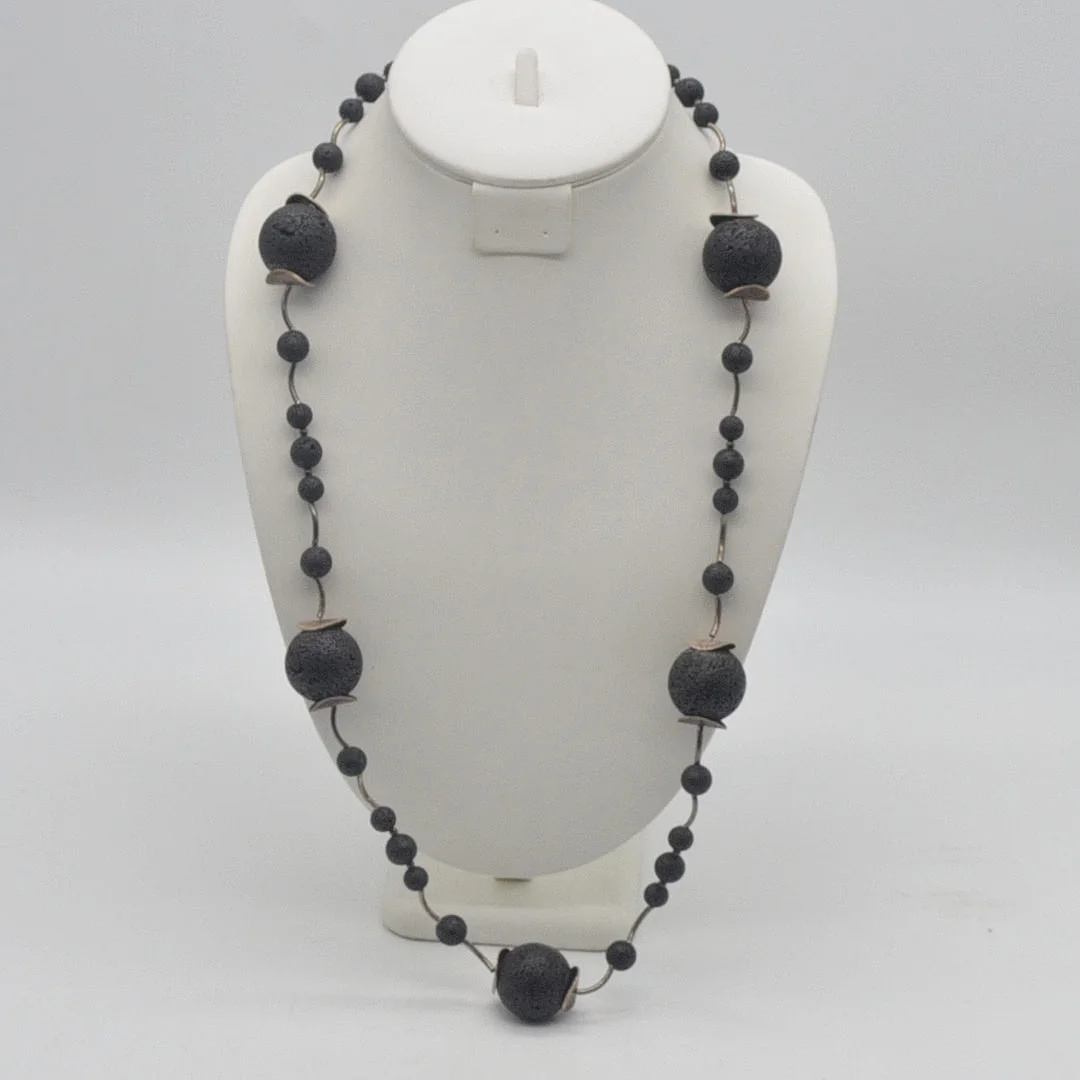 DESIGNER COLLIER, LAVASTEIN-PERLEN, STÄBCHEN UND PLÄTTCHEN AUS STERLINGSILBER (GEPRÜFT), VINTAGE. — Necklace — Kunst- und Auktionshaus Kleinhenz