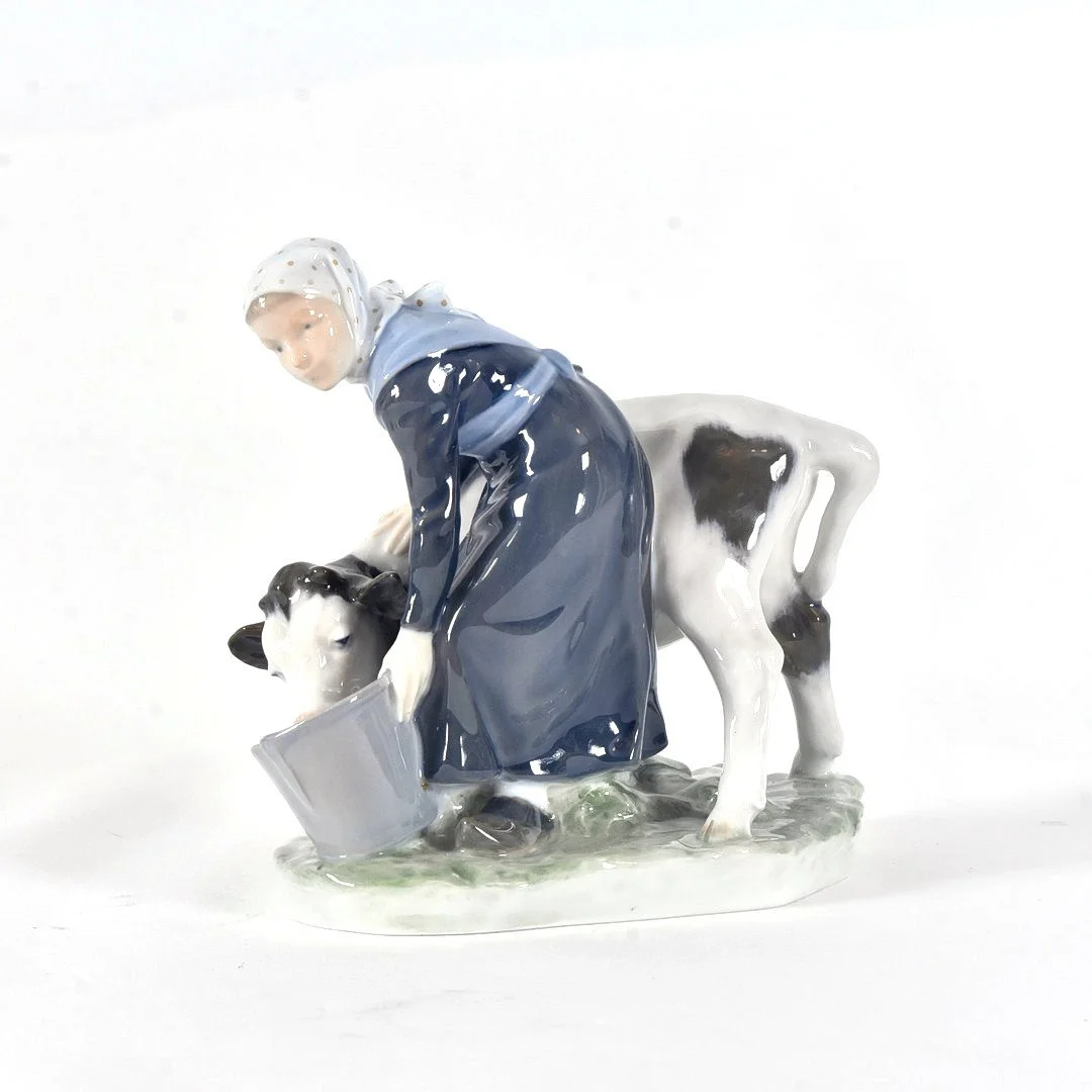 CRISTIAN THOMSEN. Figurin, porslin, Royal Copenhagen, flicka med kalv. — European — Halmstads Auktionskammare