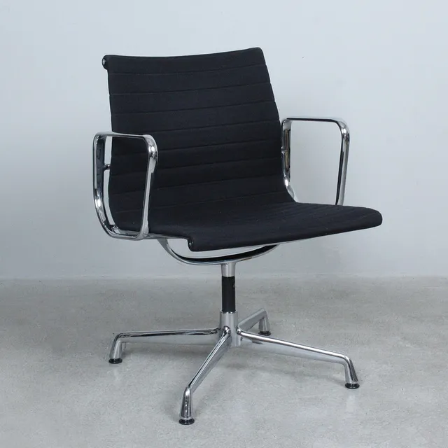 CHARLES & RAY EAMES. Vitra. Stuhl / Bürostuhl, Modell 'Alu Chair EA108', Aluminium, Hopsak, Entwurf 1958, USA.