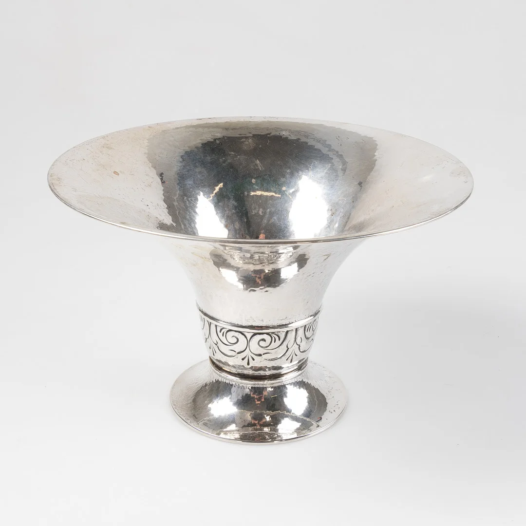 KARL ANDERSSON. Skål på fot, Stockholm, år 1927. — Silver — Stockholms Auktionsverk Helsingborg
