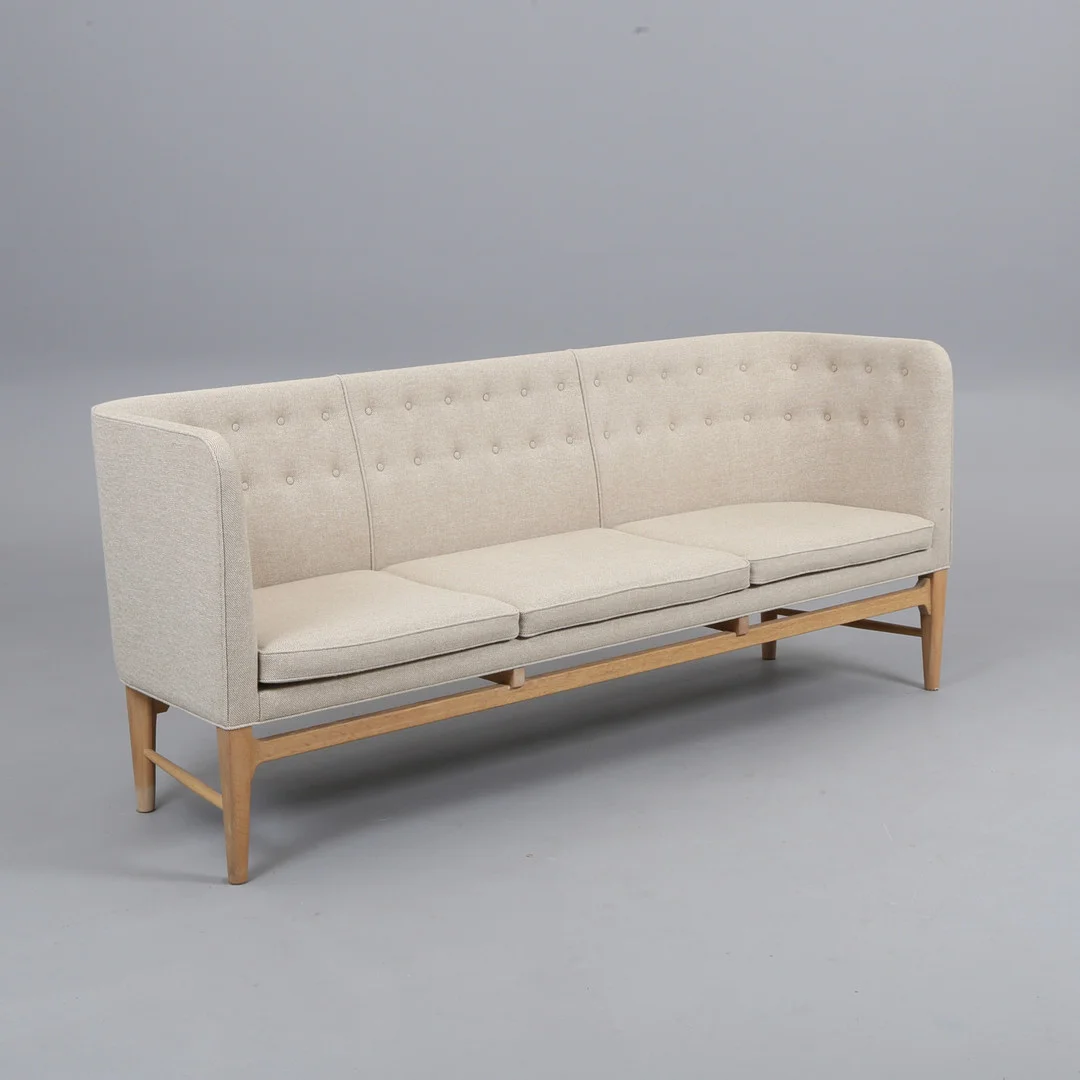 FLEMMING LASSEN. Arne Jacobsen (1902–1971) og Flemming Lassen (1902–1984). &Tradition. Tre-pers., model "Mayor" / "AJ5". — Sofas & Seatings — Bidstrup Auktioner