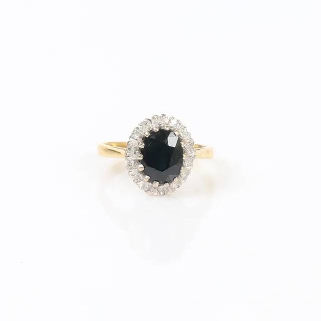 18CT GOLD VINTAGE DIAMOND AND SAPPHIRE CLUSTER RING.