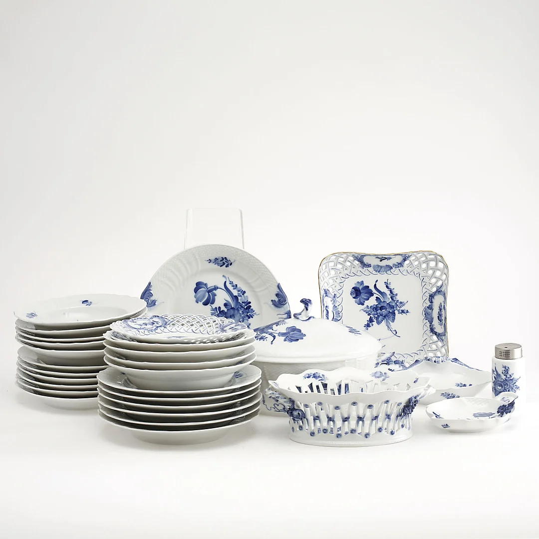 SERVIS, "Blå blomst", 30 delar, Royal Copenhagen. — European — Göteborgs Auktionsverk