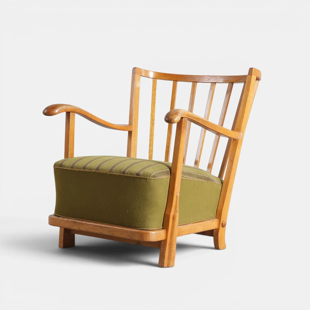 FRITS SCHLEGEL (F. FREDERIKSBERG 1896, D. ORDRUP 1965). Sjælden lænestol med stel af eg, sæde og ryg betrukket med stribet grønlig uld. Udført hos Fritz Hansen, model '1594'. Danmark, 1930–40'erne. — Armchairs & Chairs — Woxholt Auktioner