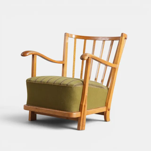 FRITS SCHLEGEL (F. FREDERIKSBERG 1896, D. ORDRUP 1965). Sjælden lænestol med stel af eg, sæde og ryg betrukket med stribet grønlig uld. Udført hos Fritz Hansen, model '1594'. Danmark, 1930–40'erne.